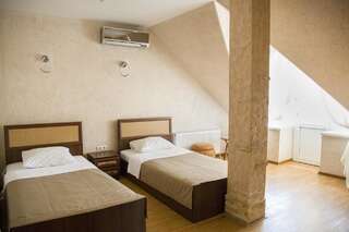Отель VIP Hotel Измаил Двухместный номер с 2 отдельными кроватями и балконом-1